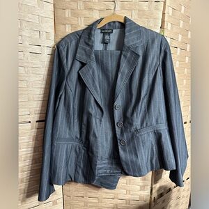 Sz 18/20 (2 piece) Lane Bryant Charcoal Pinstripe Jacket & Flare suit pants